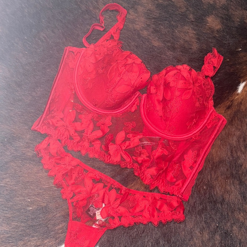 Victoria's Secret Very Secy Collection Long lined Lace Bra Set